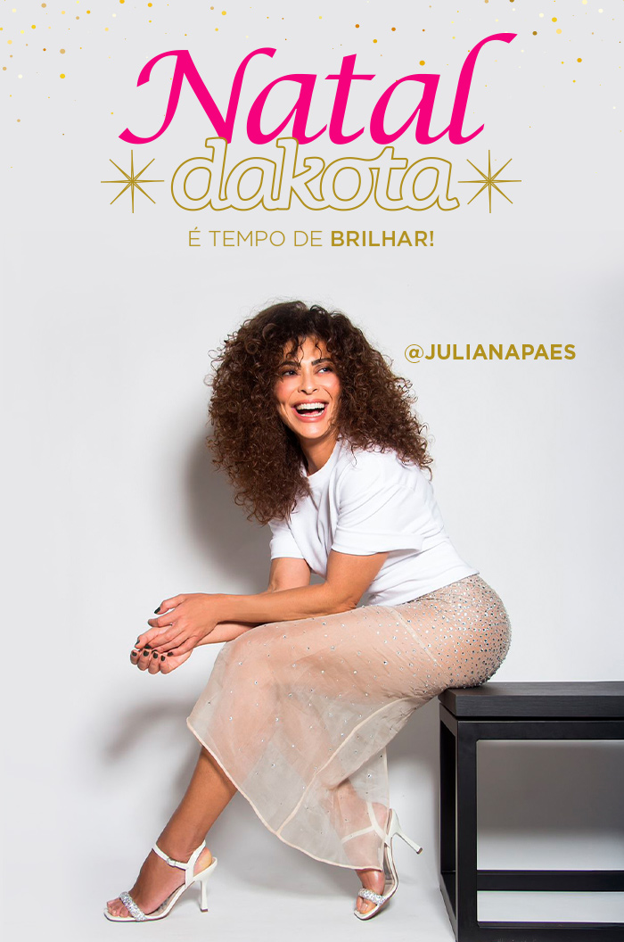 Foto da atriz Juliana Paes usando a sandália dakota de salto alto bege com brilhos.